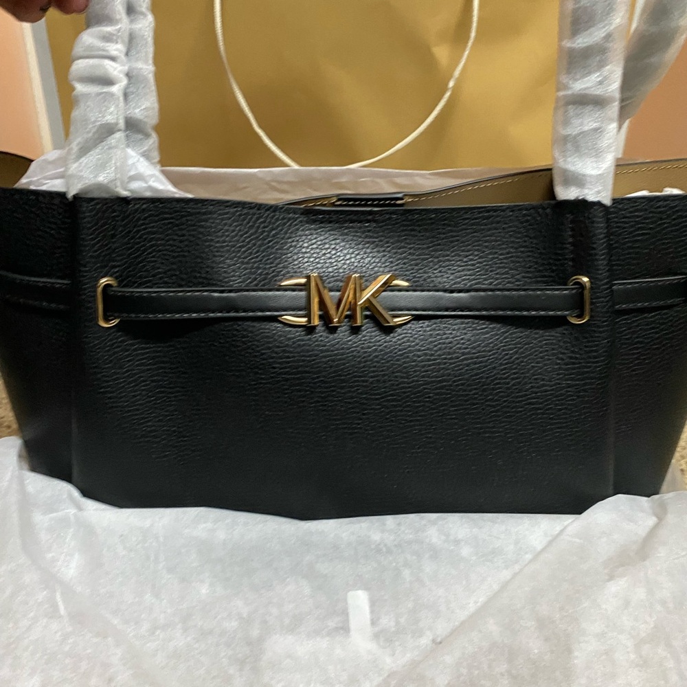 Michale Kors Large black shoulder tote